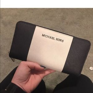 Michael kors zip around wallet